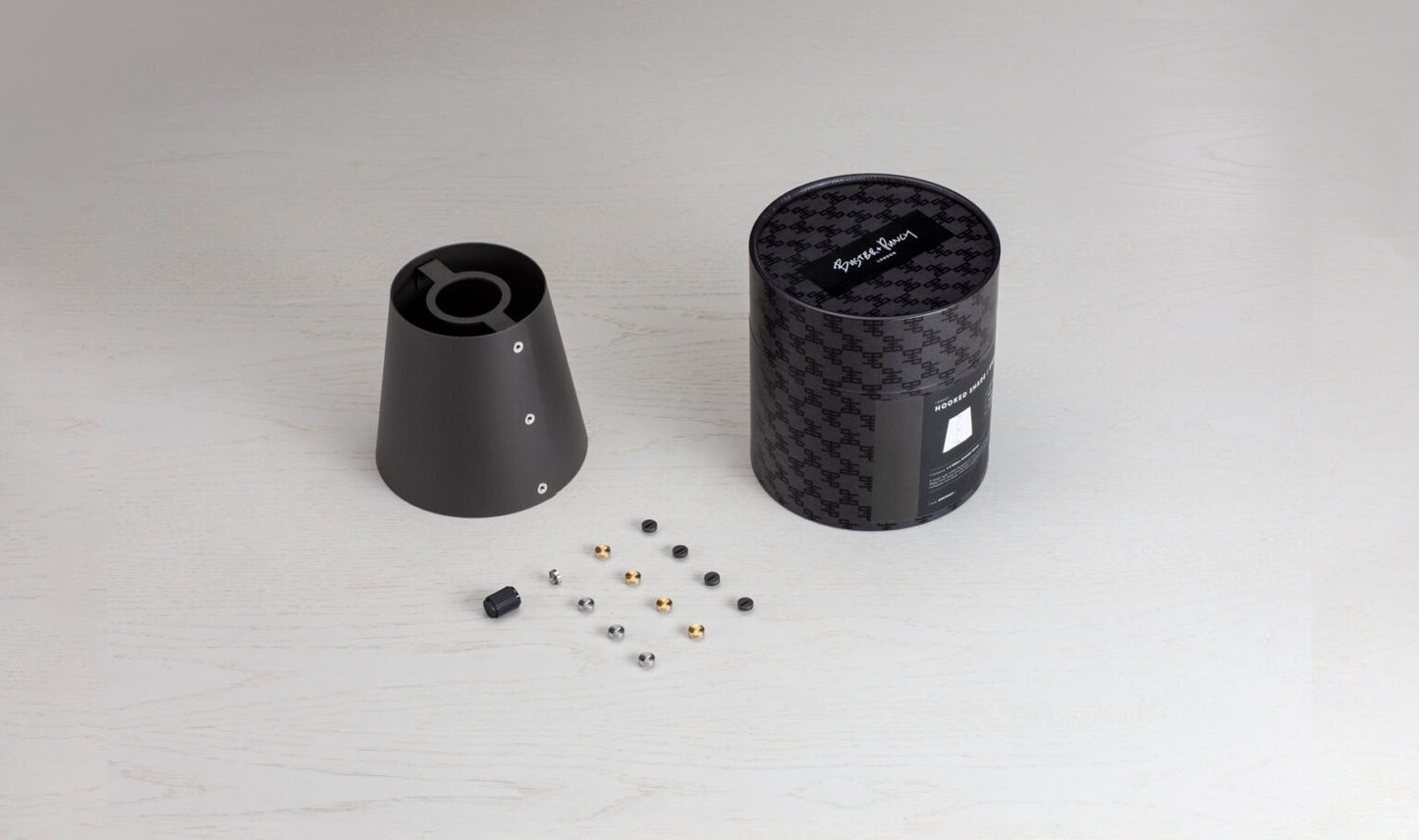 HOOKED SHADE / SMALL / GRAPHITE