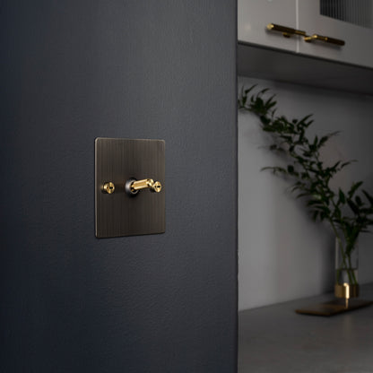 1G TOGGLE SWITCH / SMOKED BRONZE / STEEL
