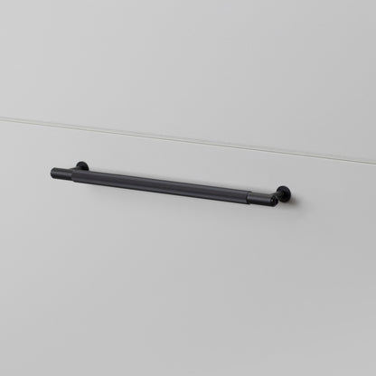 PULL BAR / LINEAR / BLACK / MEDIUM