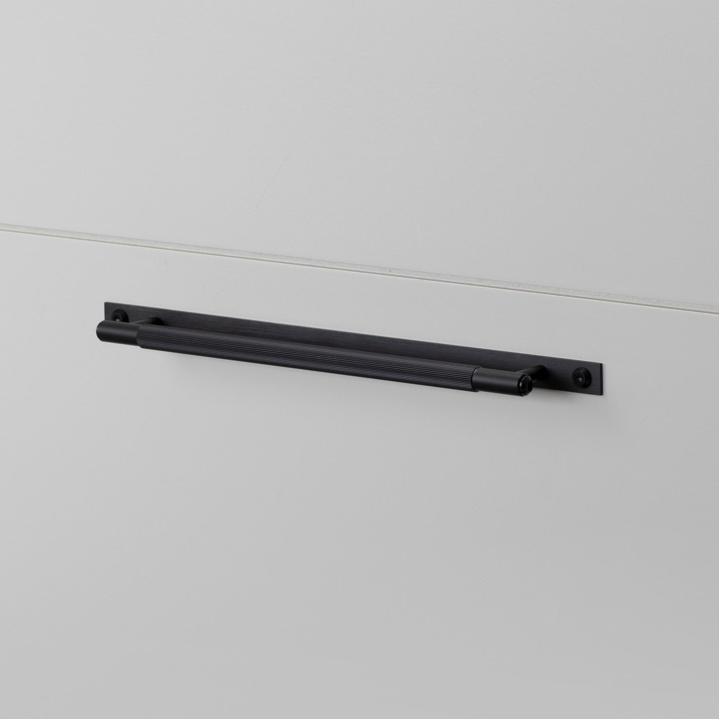 PULL BAR / PLATE / MEDIUM / LINEAR / BLACK