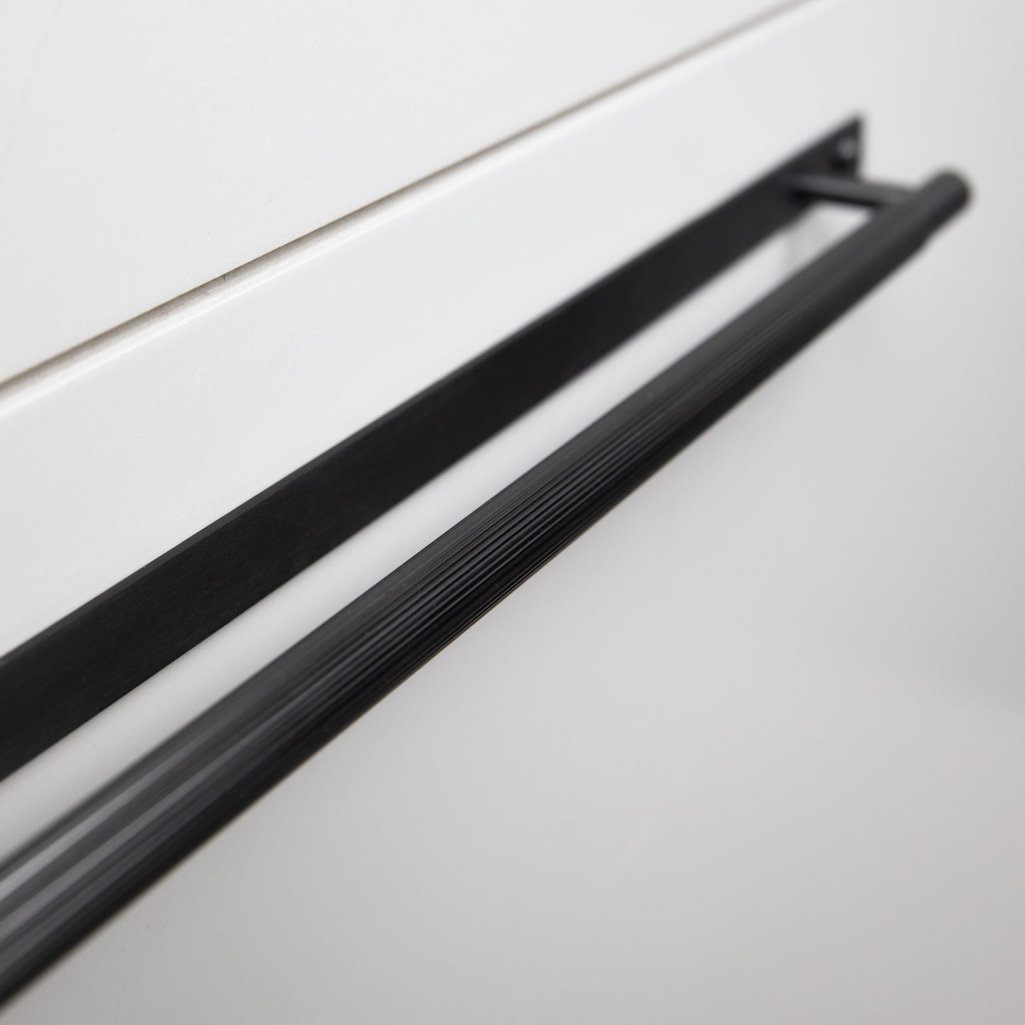 PULL BAR / PLATE / MEDIUM / LINEAR / BLACK